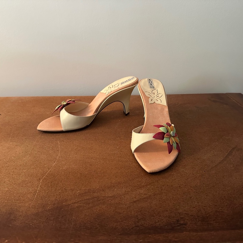 XOXO Women’s Size 10 Heels – Cream with Floral Accent
